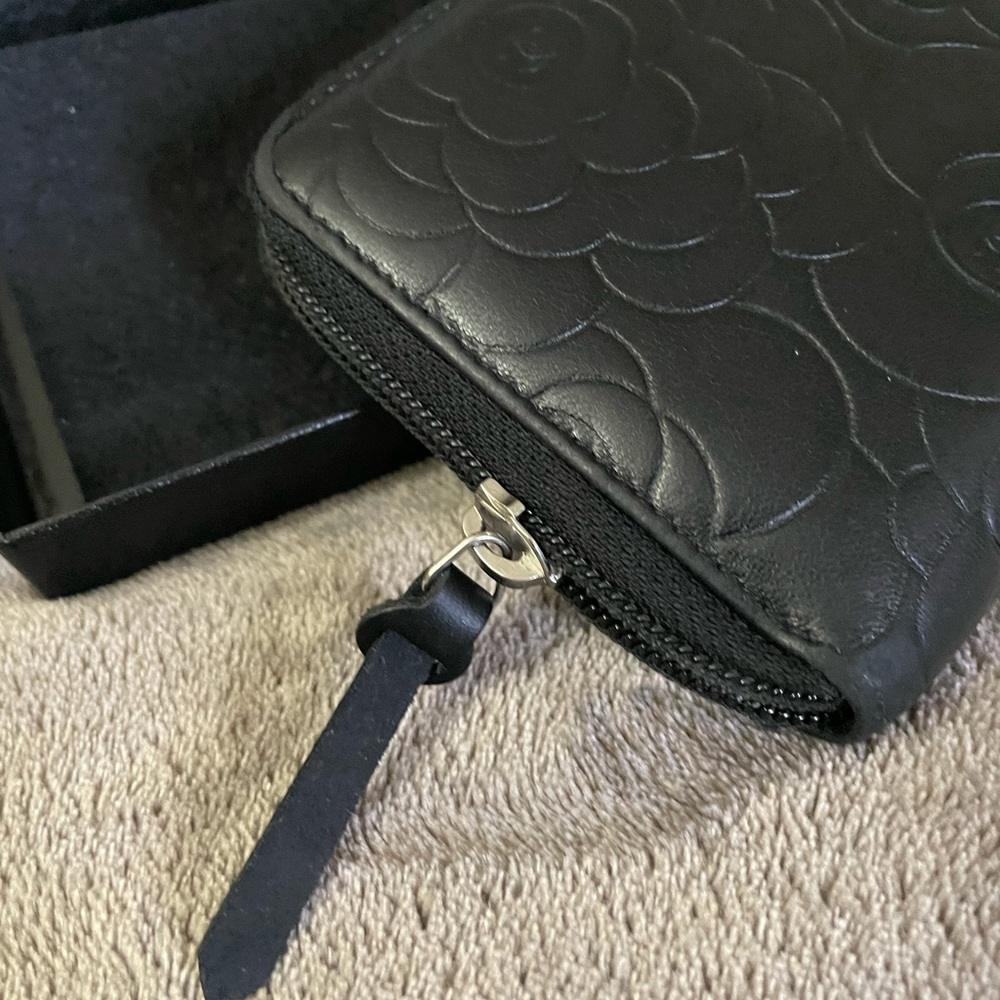 VINTAGE CHANEL CAMELLIA LONG ZIPPY WALLET - Picture 4 of 8